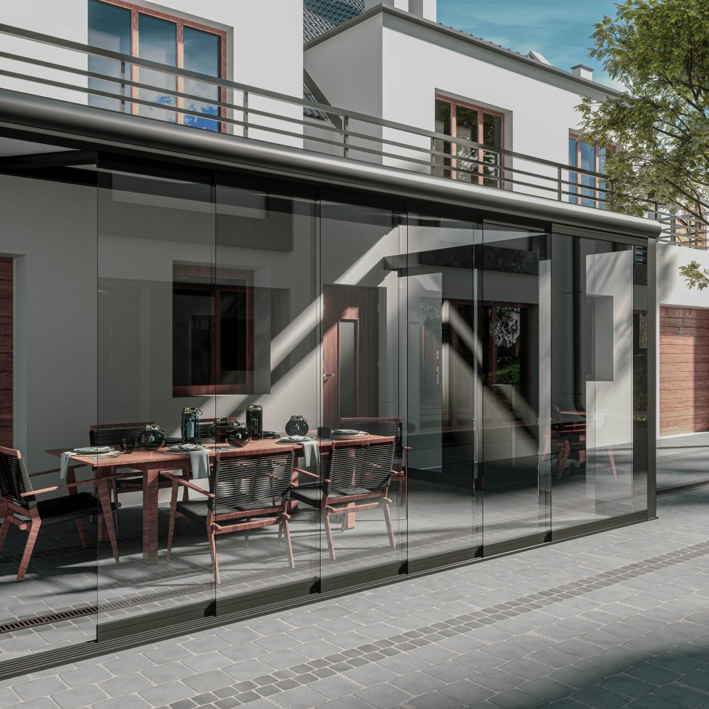 Modernes Terrassendach aus Aluminium mit Glas-Schiebewänden am Haus