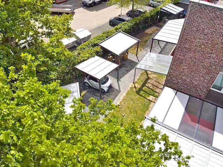 Moderne Terrassenüberdachung im Garten neben dem Haus