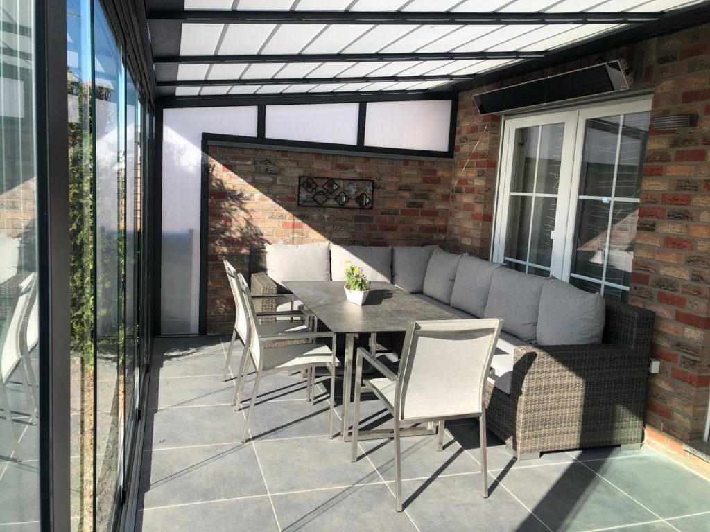 Modernes Terrassendach mit überdachter Sitzgruppe