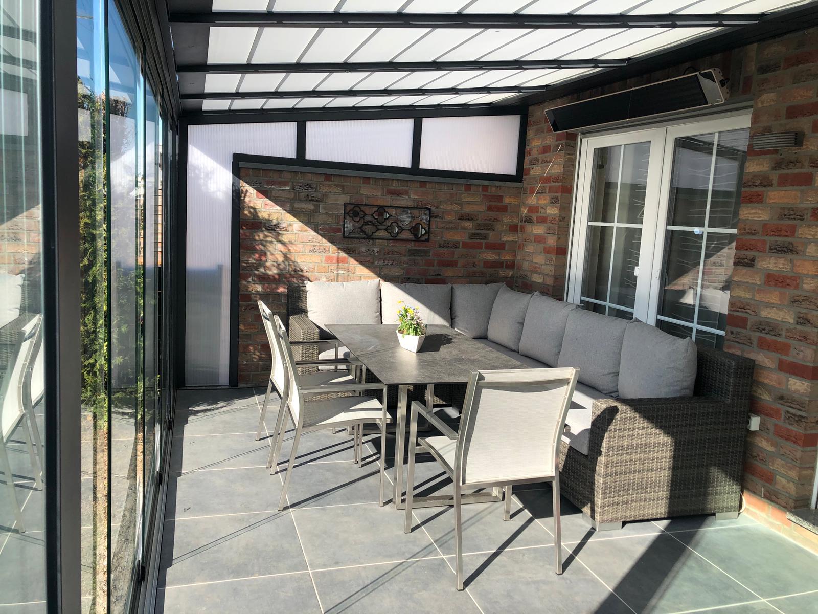 Modernes Terrassendach mit überdachter Sitzgruppe